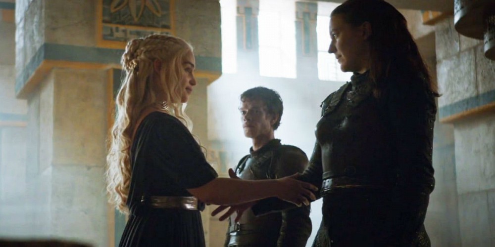 Daenerys et Yara concluent leur pacte sous l'oeil de Theon