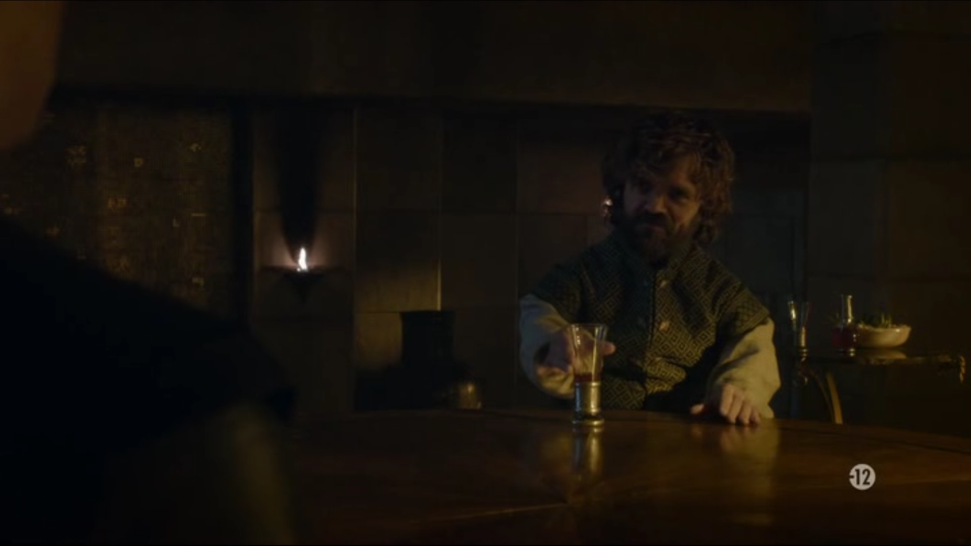 Tyrion picole un verre de vin