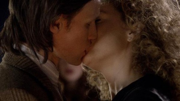 Le Docteur et River s'embrassent