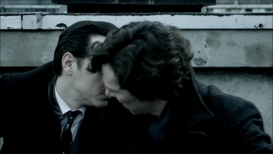 Sherlock et Moriarty, prêts à s'embrasser