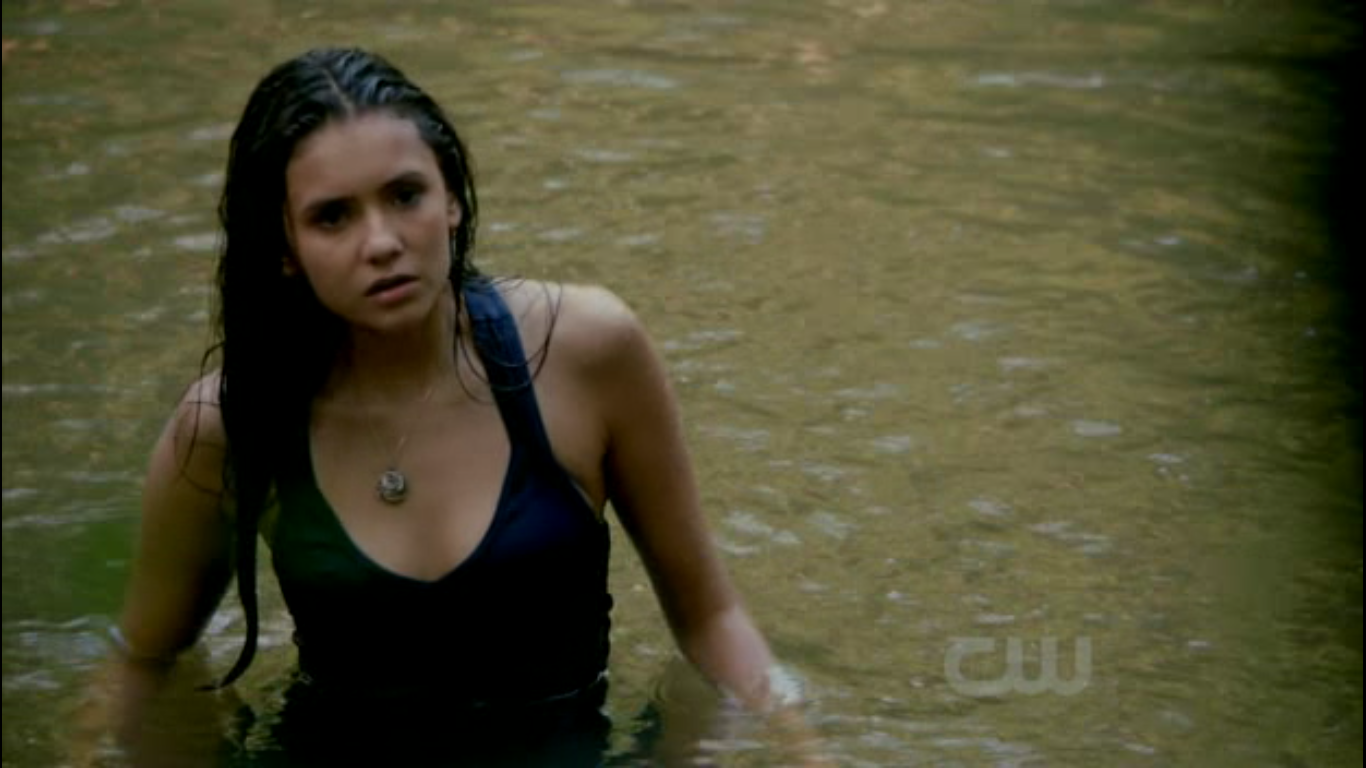 Elena prend un bain