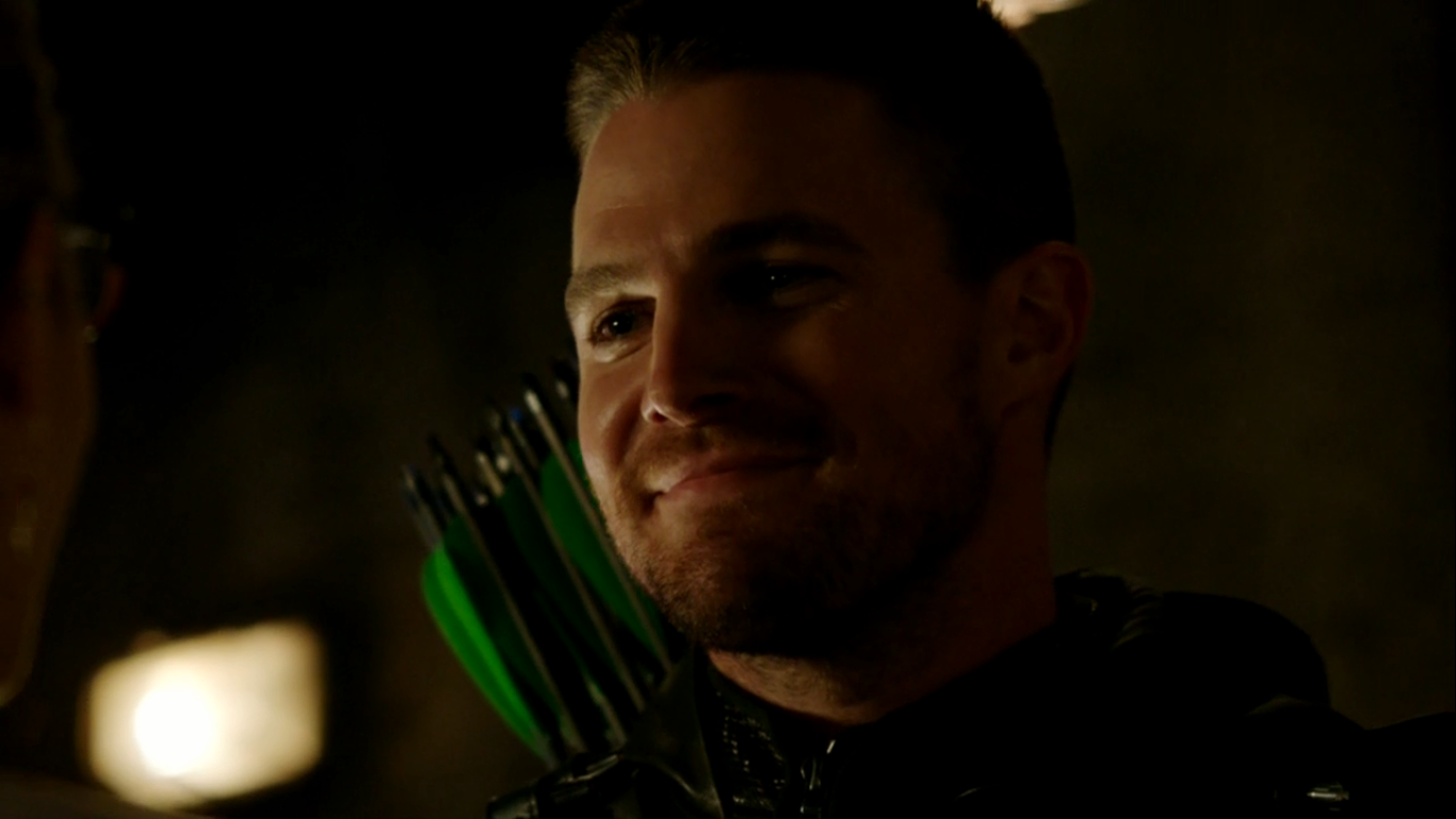 Oliver Queen qui sourit