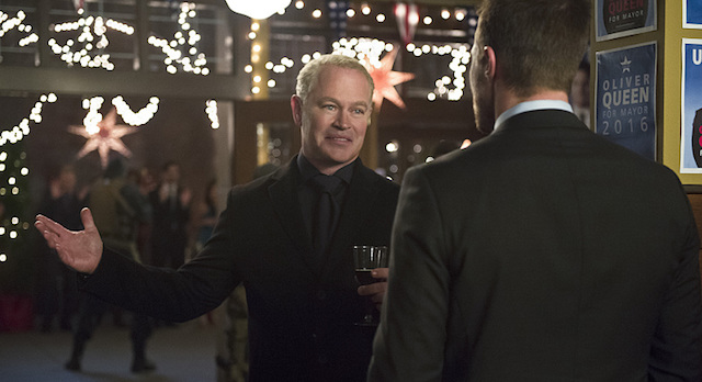 Damien Darhk, souhaitant un joyeux Noël à Oliver