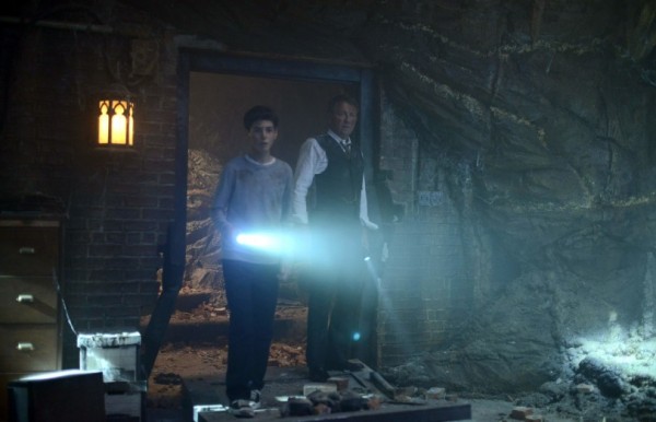 Bruce et Alfred dans la cave