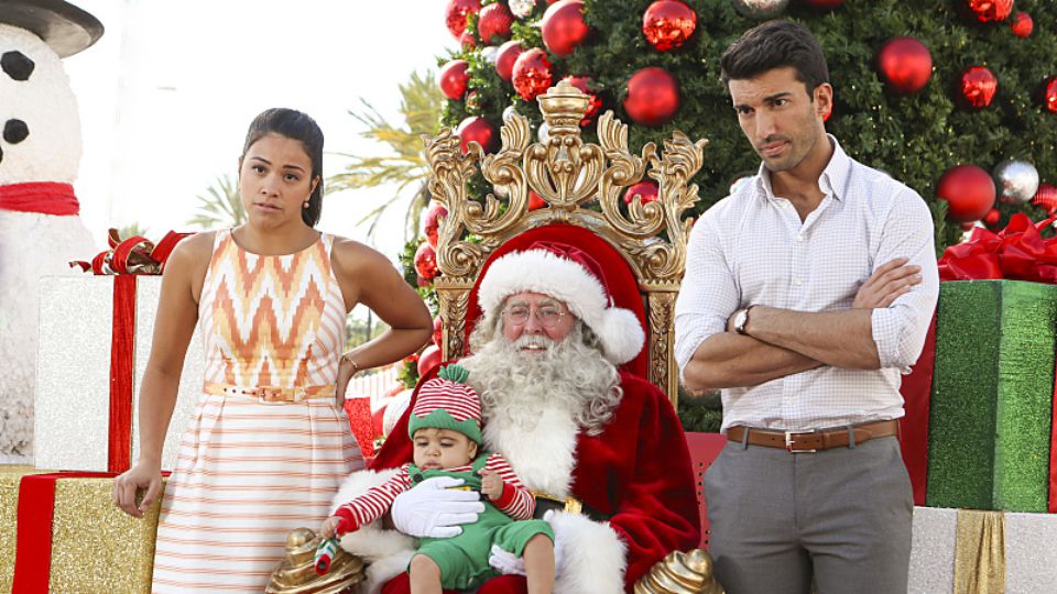 Rafael et Jane, devant le Père Noël avec Mateo