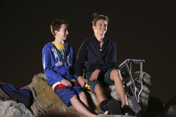 Jude et Connor sur la plage pendant la nuit