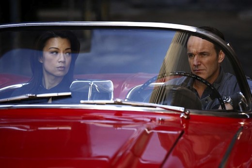 May et Coulson dans une Corvette rouge nommée Lola