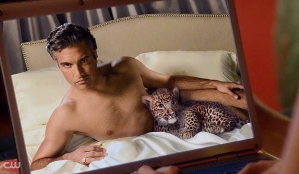 Rogelio de la Vega et un bébé guépard sur un lit