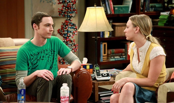 Penny et Sheldon se regardant avec un mix d'amitié et d'incompréhension totale
