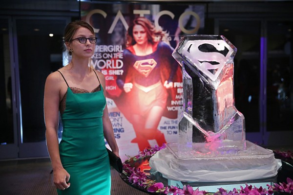 Kara, à la soirée en honneur de Supergirl