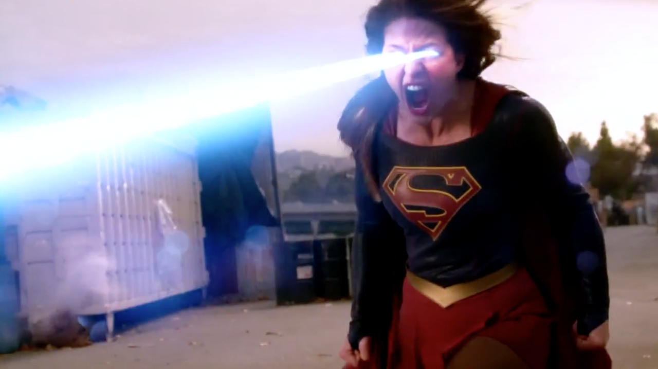 Supergirl faisant usage de ses yeux lasers