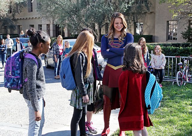 Supergirl, aidant une petite fille