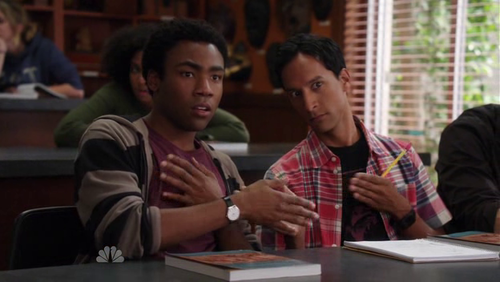 Troy et Abed, faisant leur fameux handshake