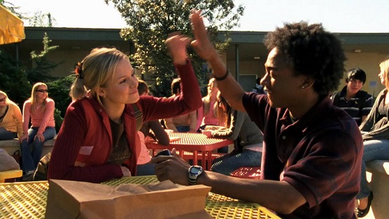 Veronica et Wallace faisant un high five dans la cour du lycée