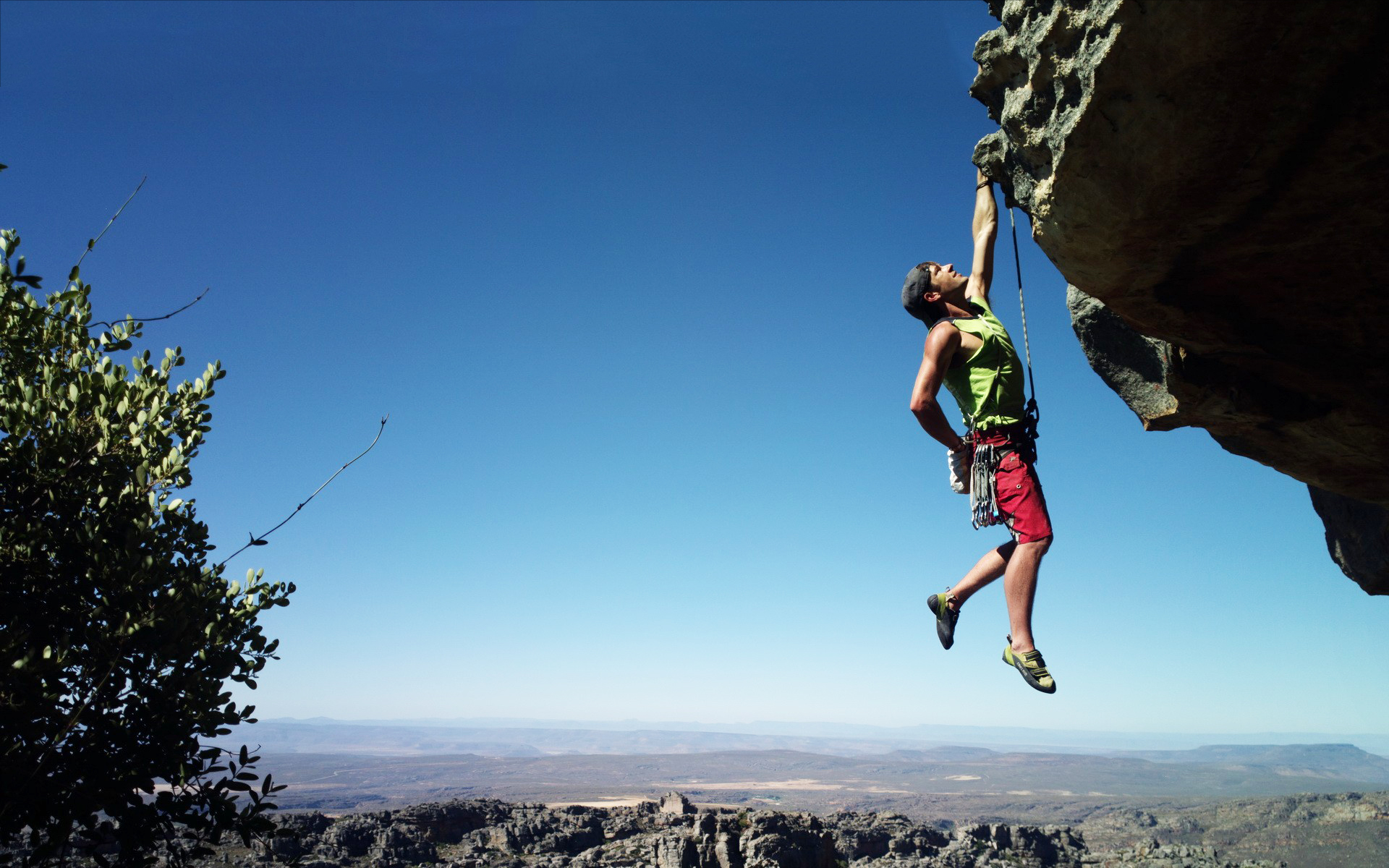 Illustration d'un cliffhanger - Un alpiniste s'accroche à un rocher