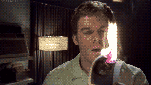 Dexter brûlant une photographie.