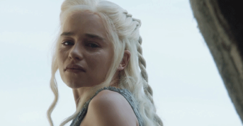 Daenerys a les yeux mouillés.