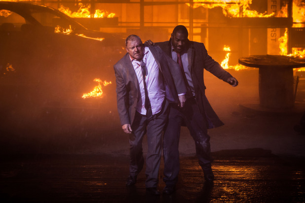 Au début de l'épisode, Luther sort avec un suspect d'un entrepôt en flammes.