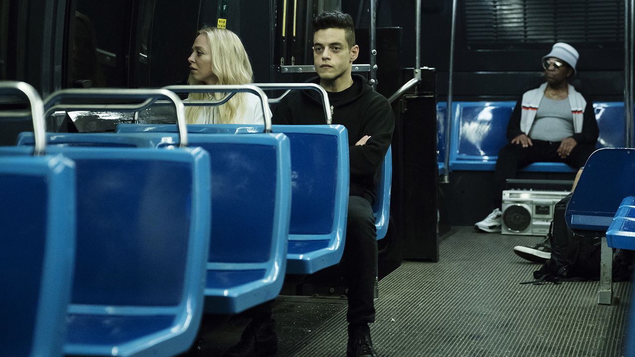 Angela et Mr. Robot dans le métro.
