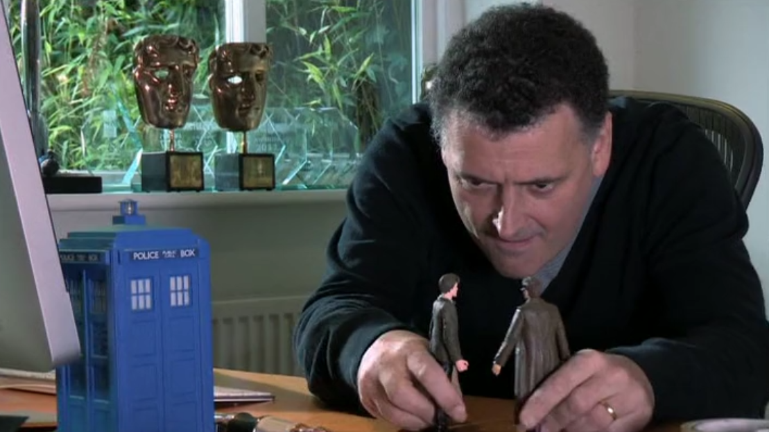 Steven Moffat joue avec des figurines