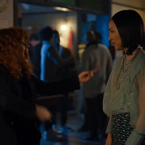 Natasha débat avec véhémence