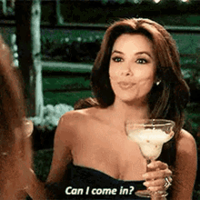 Gif Gabrielle contente avec deux cocktails à la main