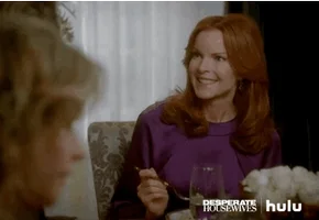 Gif Bree discute avec sa famille avec un air sceptique