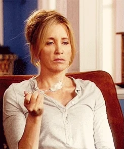 Gif Lynette pas au top qui mange de la crème glacée