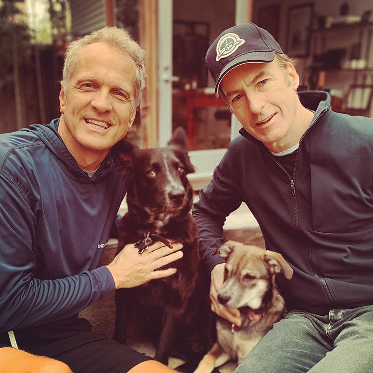 Patrick Fabian et Bob Odenkirk avec les chiens sauvés