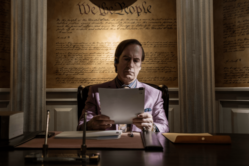 Saul lit les papiers du divorce.