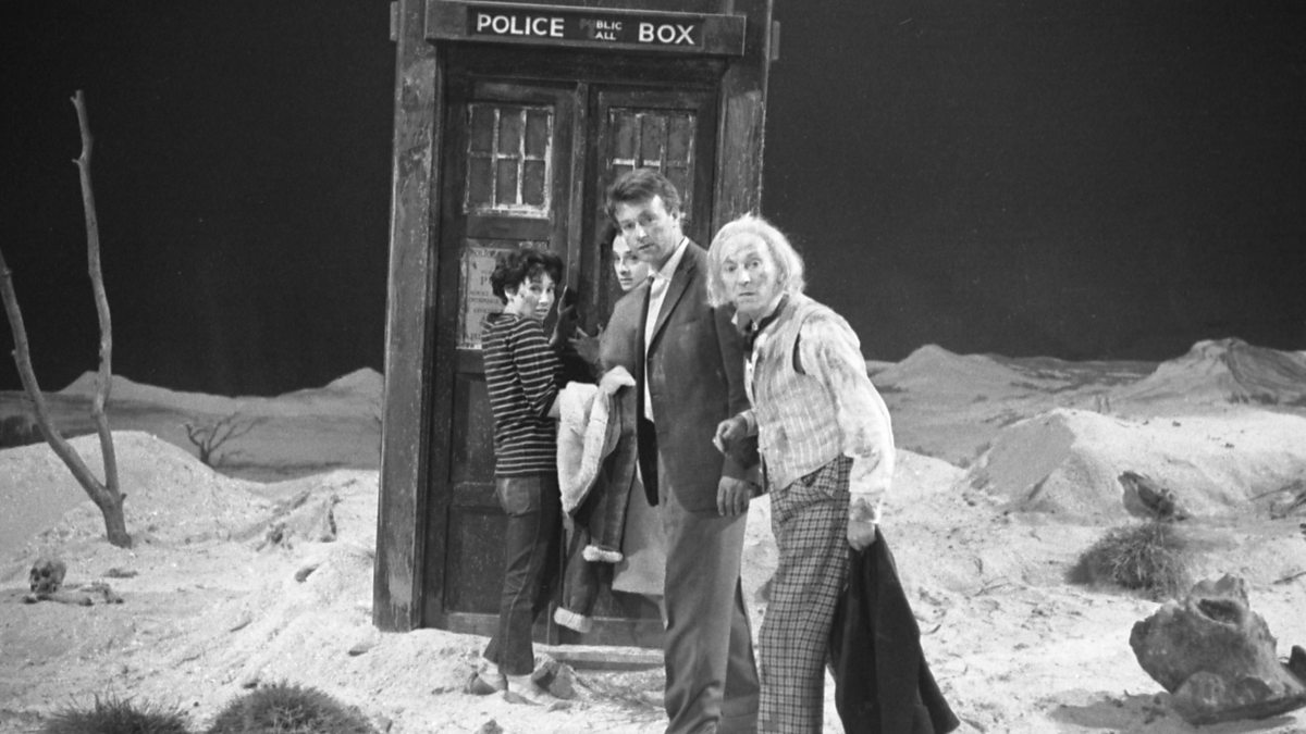 Le premier Docteur et ses compagnons devant le TARDIS