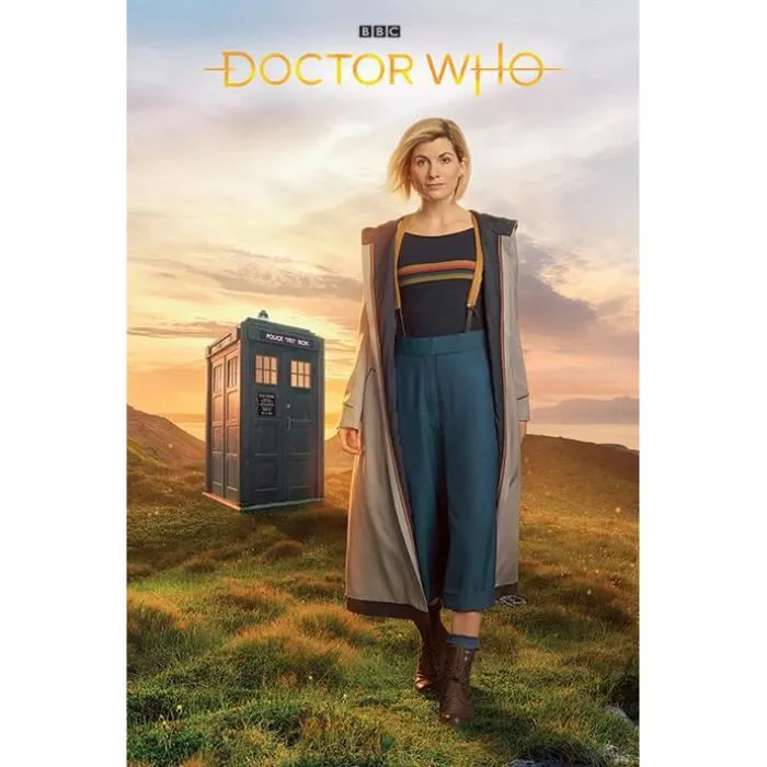 Image promotionnelle de Doctor Who avec la treizième Docteure et le TARDIS