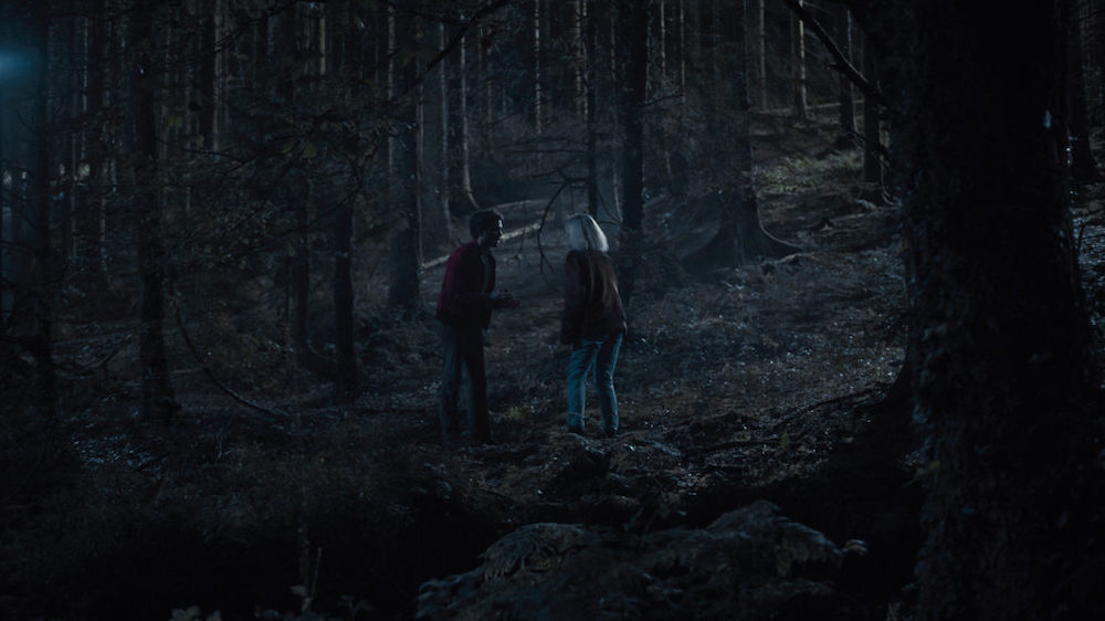 Linda et John se disputent dans la forêt, de nuit.