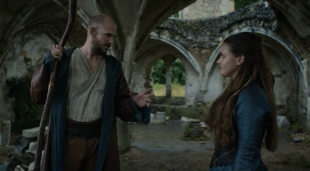 Merlin et Nimue se font face, dans les ruines du château où ils se rencontrent.