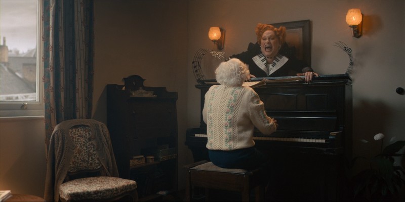 Maestro surgit du piano de la dame avec une envie meurtrière