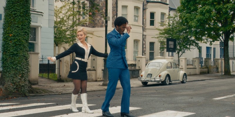 Ruby et le Docteur sont sur le passage piéton de Abbey Road et dansent de façon fausse
