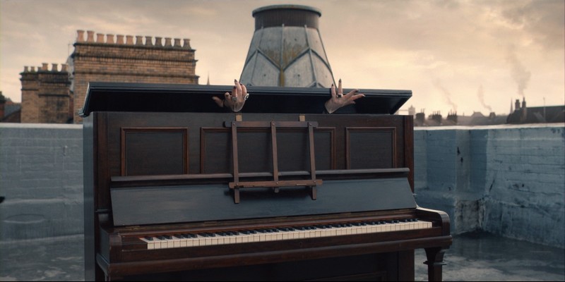 Maestro sort du piano du toit, ses mains grimpent sur le couvercle