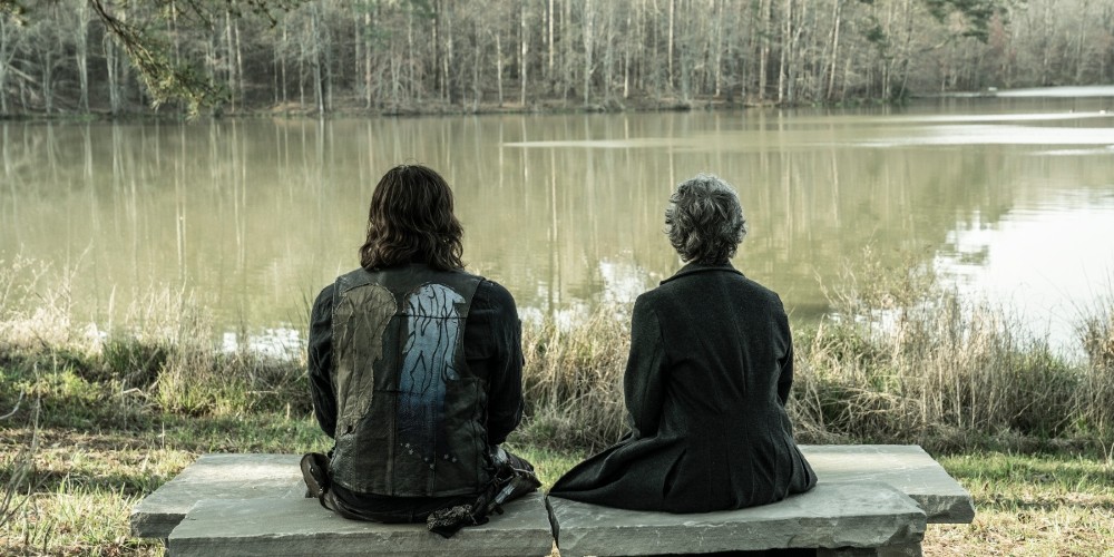 Daryl et Carol assis l'un à côté de l'autre sur un banc