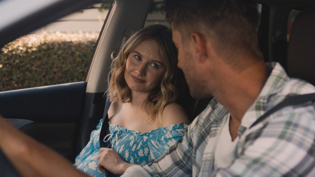 Madison et Kevin dans la voiture, discutant de la demande en mariage de ce dernier.