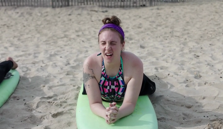 Hannah sur sa planche de surf