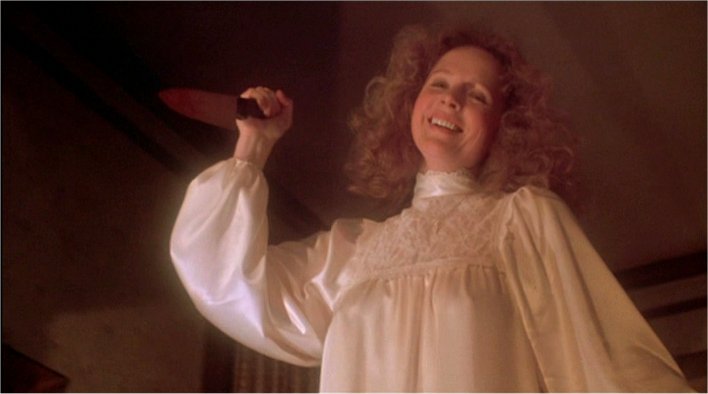 Piper Laurie dans Carrie en robe de chambre et couteau