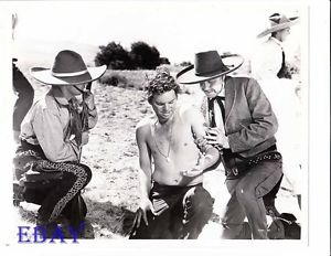 Russ torse nu avec des cowboys
